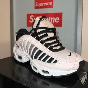 Never wore air max size (7) KIDS.
NO BOX.